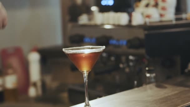 Un bicchiere di cocktail fresco su un tavolo. Lentamente. — Video Stock