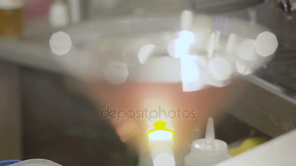 Fermer un verre de cocktail frais sur une table. Doucement. 