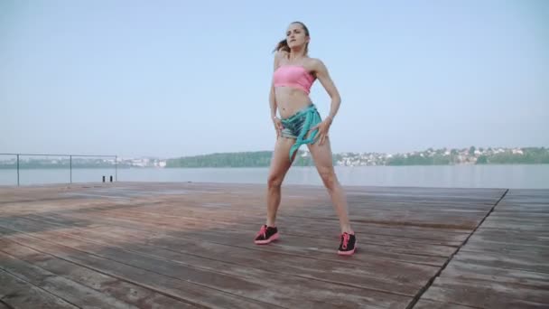 Attraktiva flicka dansa hip-hop på stranden i 4k — Stockvideo
