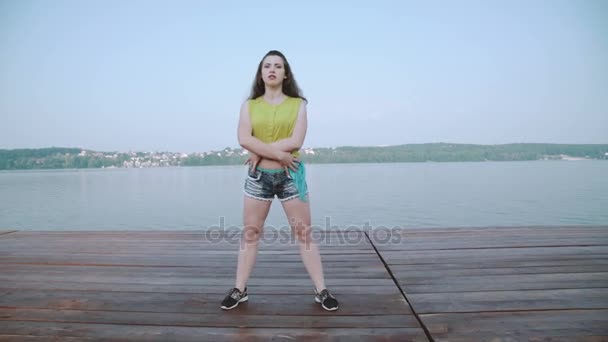 Attraktiva flicka dansa hip-hop på stranden i 4k — Stockvideo