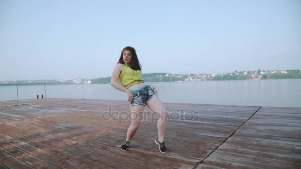 Menina atraente dançando hip-hop na praia em 4K — Vídeo de Stock