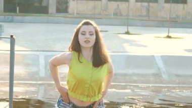 Modern tutkulu dans kumsalda dans çok şehvetli kız. Yavaş yavaş