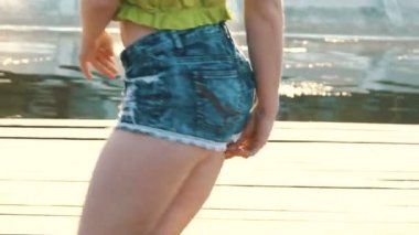 Modern tutkulu dans kumsalda dans çekici şehvetli kız. Yavaş yavaş