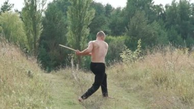 Ücretsiz savaş alanında keskin peg ile eğitim. Yavaş yavaş.