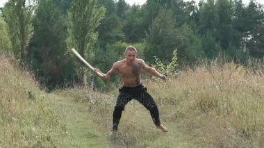 Ücretsiz savaş alanında keskin peg ile eğitim. Yavaş yavaş