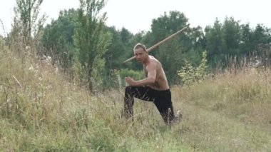 Ücretsiz savaş alanında keskin peg ile eğitim. Yavaş yavaş