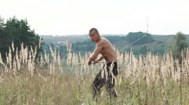 Ücretsiz fighter vahşi alandaki keskin peg ile eğitim. Yavaş yavaş