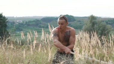 Ücretsiz fighter vahşi alandaki keskin peg ile eğitim. Yavaş yavaş