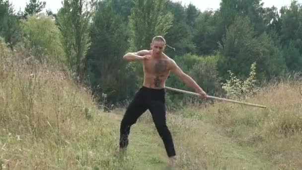 Freikampftraining mit scharfem Stift im Feld. langsam — Stockvideo