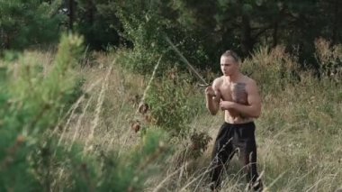 Ücretsiz fighter kılıç vahşi alanında eğitim. Yavaş yavaş