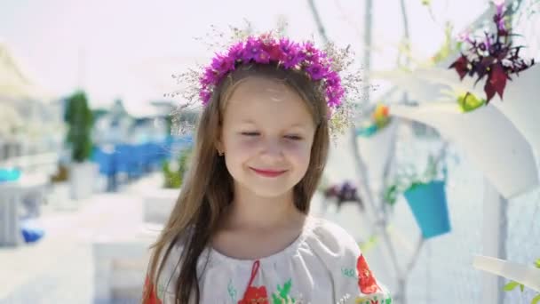 Portret van verbazingwekkende meisje met blauwe ogen glimlachend op camera op heldere baai balk. 4k — Stockvideo