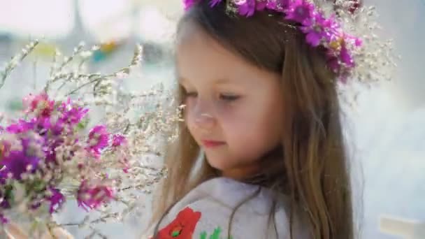 Menina incrível com olhos azuis brincando com buquê de flores. 4K — Vídeo de Stock