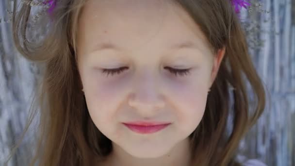 Pequeña chica increíble con los ojos azules sonriendo a la cámara en la barra de la bahía brillante. 4K — Vídeos de Stock