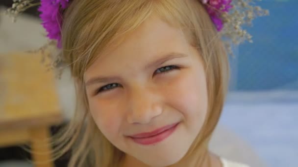 Πορτραίτο του ευτυχισμένο κοριτσάκι χαμογελά σε κάμερα στη γραμμή στον κόλπο. 4k — Αρχείο Βίντεο