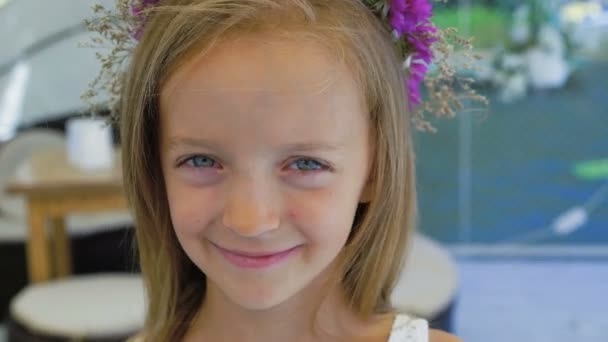 Retrato de una niña feliz sonriendo a la cámara en la barra de la bahía. 4K — Vídeos de Stock