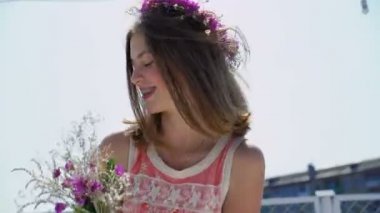 4 k bar rüzgarlı Bay kaygısız kadın teen buket çiçek ile etrafına bakıyor