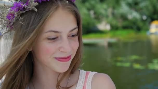 Unbekümmerte Teenagerin mit Blumenstrauß schaut sich an windiger Bay Bar um 4k — Stockvideo