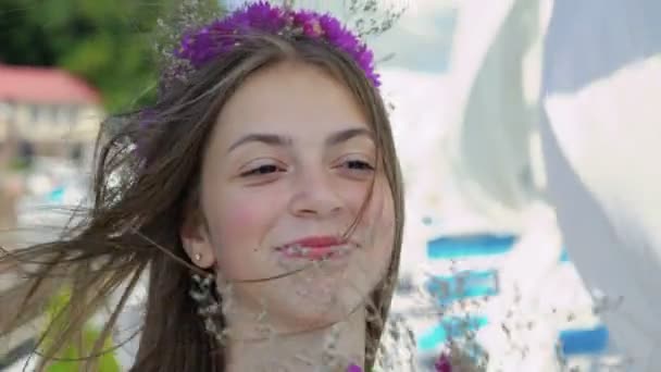 Despreocupado adolescente femenino con ramo de flores mira a su alrededor en la barra de la bahía de viento 4K — Vídeos de Stock