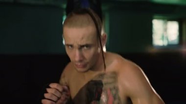 Helezon ve dövmeler, ücretsiz fighter eğitim kum torbası ile tüysüz. 4k
