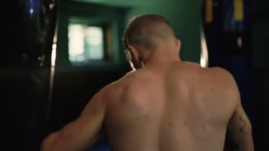 Helezon ve dövmeler, ücretsiz fighter eğitim kum torbası ile tüysüz. 4k