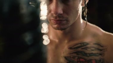 Helezon ve dövmeler, ücretsiz fighter eğitim kum torbası ile tüysüz. 4k