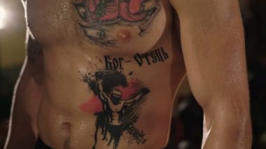 Ter ve tatoos 4k ile sportsmans vücut yakın çekim