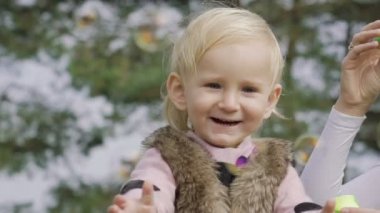 Hava kabarcıkları üfleme bebekle anne gülümseyerek. Mutluluk portre