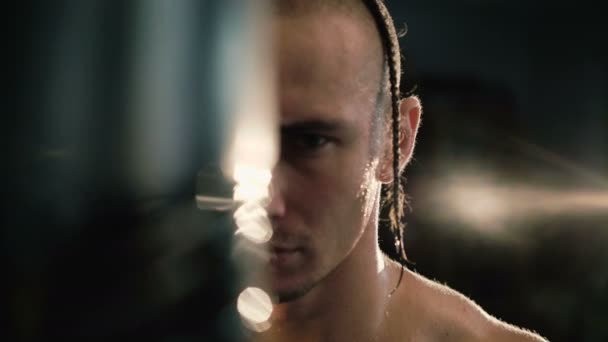 Porträt von Haarlos mit Zopf und Tätowierungen, Freikämpfer beim Boxsack 4k — Stockvideo