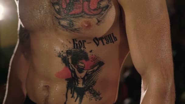 Primer plano del cuerpo de los deportistas con sudor y tatuajes 4K — Vídeos de Stock