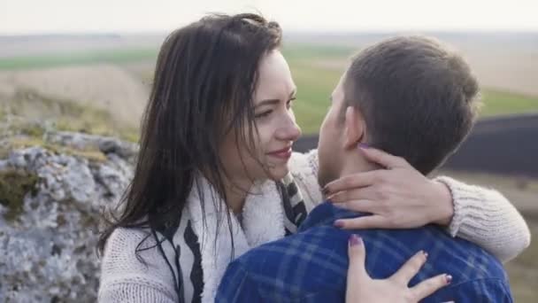 Mooie man omarmt en zijn vrouw te kussen op de natuur. 4k — Stockvideo