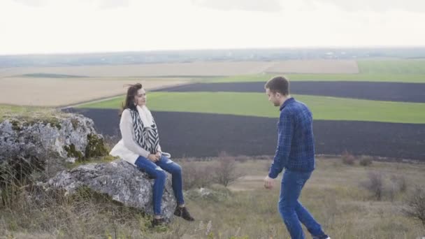 Un uomo adorabile abbraccia e bacia la sua donna sulla natura. 4K — Video Stock