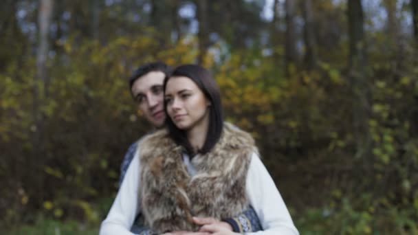 La pareja encantadora se para en abrazos suaves, sonrisas y besos. 4K — Vídeo de stock