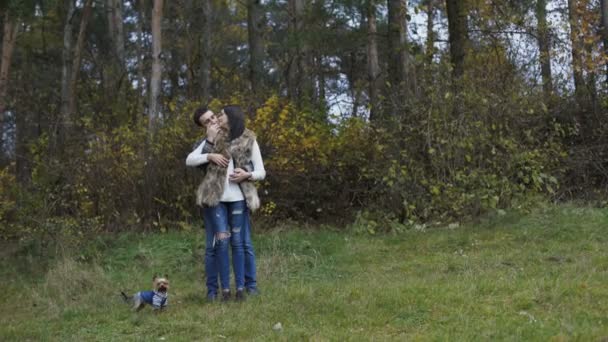 Underbara par står i mjukt omfamnar, leenden och kyssar. 4k — Stockvideo