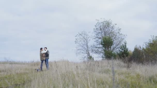 Adorável jovem casal andando sobre a natureza e acariciando. 4K — Vídeo de Stock