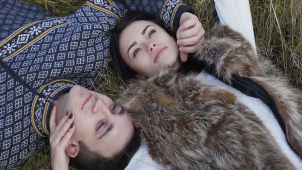 Feliz casal sorrindo relaxando em uma grama, mentindo. 4K — Vídeo de Stock