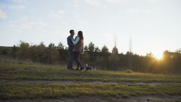 Hübsche Mädchen kommt zu ihrem Mann, umarmt und küsst ihn auf der Natur. 4k — Stockvideo