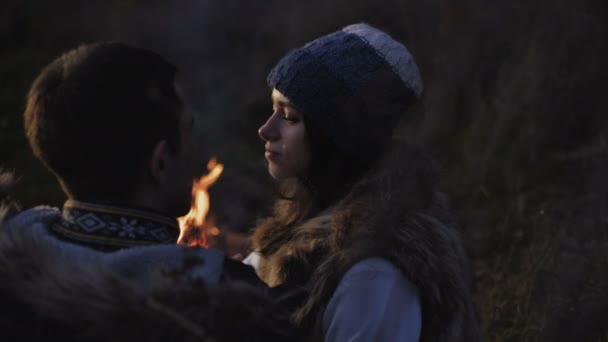 Şenlik ateşinde dinlenme, konuşurken, öpüşme ve sevecen Romantik Çift — Stok video