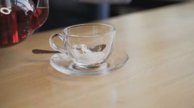 Siyah çay dökme cam bardağa 4 k