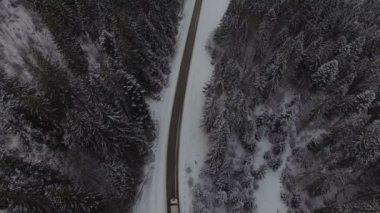Kış yolun üstünde güzel havadan görünümü