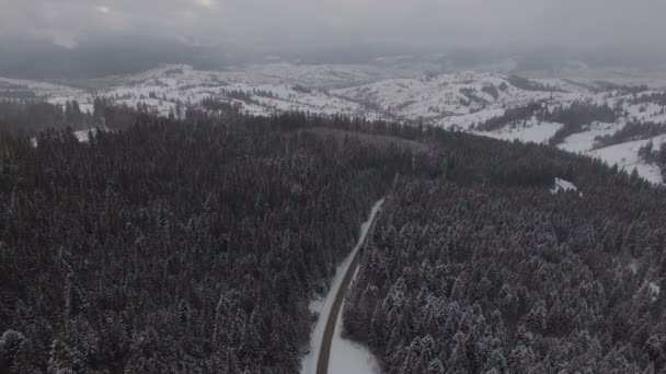 Mooie luchtfoto boven de winter weg — Stockvideo