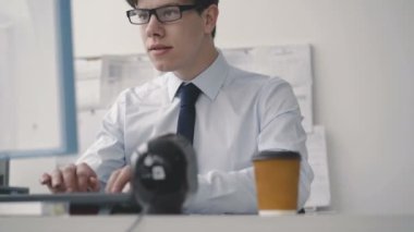 Deligent Müdürü bilgisayarla çalışır. 4k