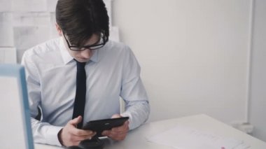 Ofiste pc ile düşünceli adam çalışma deligently. 4k