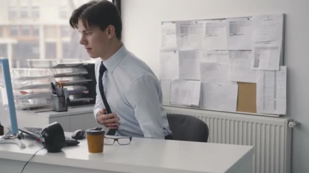 Утонченный офисный менеджер работает с компьютером. 4K — стоковое видео