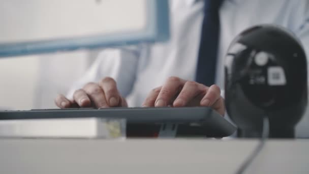 Close-up de um homem mãos digitando em um teclado pc. 4K — Vídeo de Stock