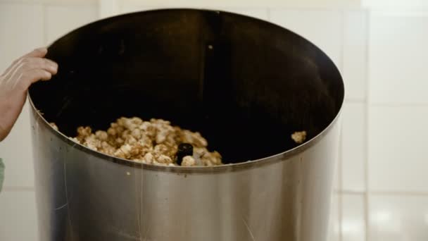 Chiudere la cottura di popcorn dolci sulla fabbrica 4K — Video Stock