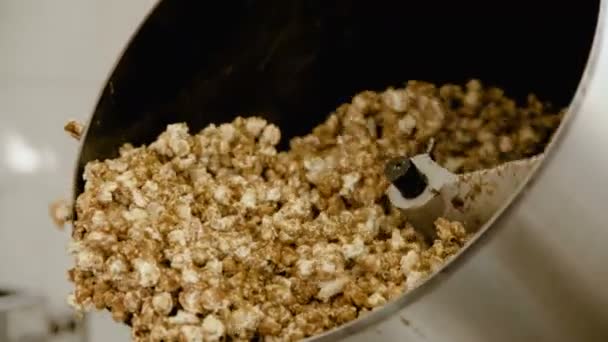 Fermer cuisson pop-corn sucré sur l'usine 4K .