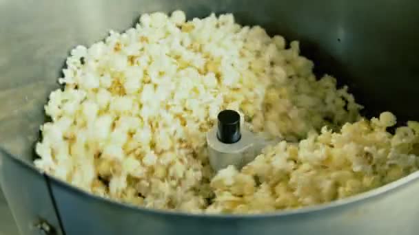 Gros plan de popcorn remuant dans un bol sur l'usine 4K 