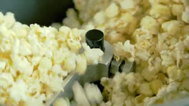 Närbild av omrörning popcorn i skål på fabriken 4k — Stockvideo