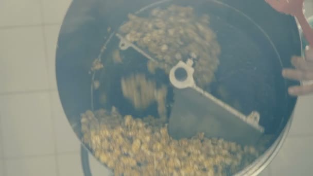 Close up van opzwepende popcorn in kom op de fabriek 4k — Stockvideo