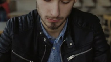 Yakışıklı adam 4 k kafede lezzetli suşi yemek